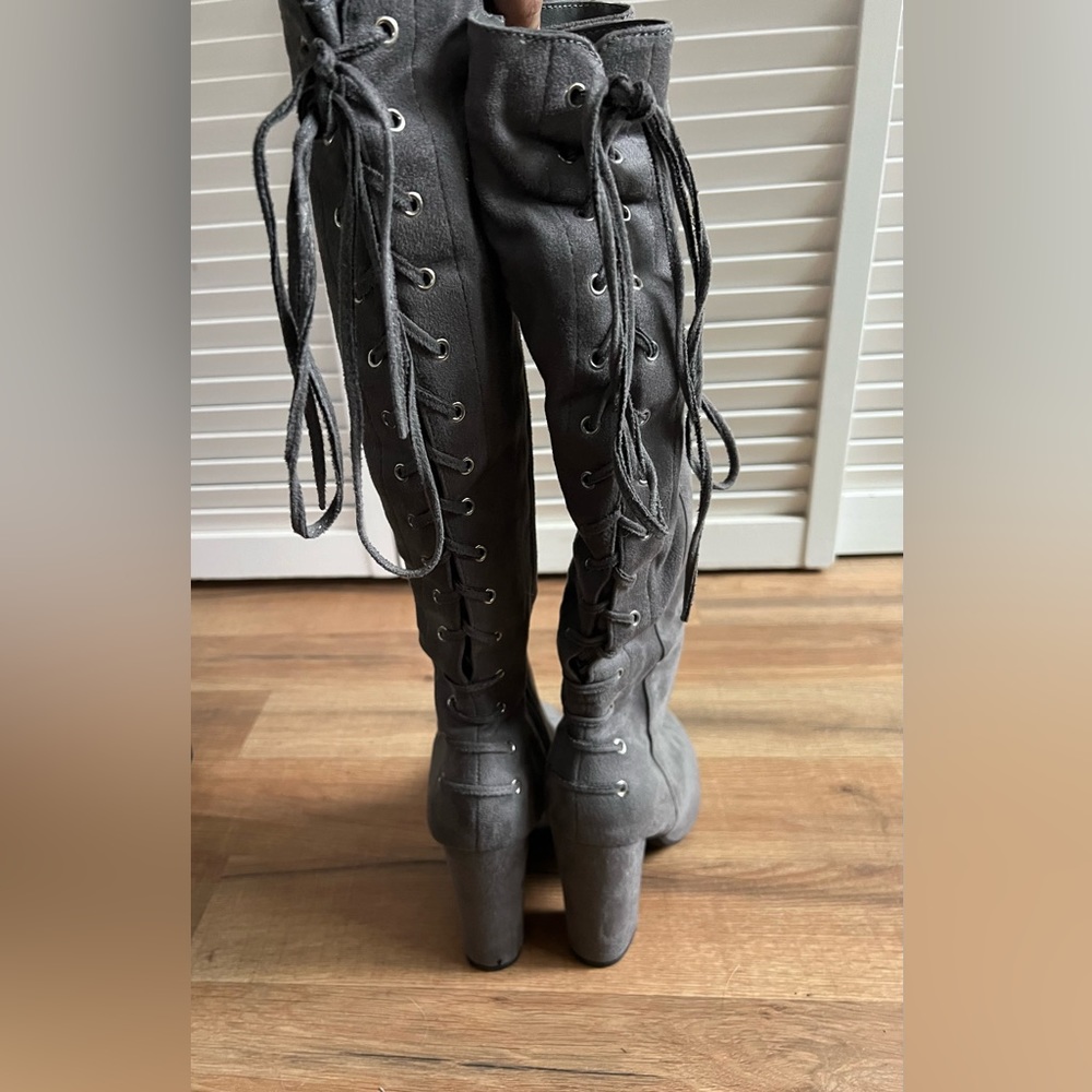 Woman’s Charlotte Russe Light Grey Knee High Boot Size 8 Zipper & Lace Up Back